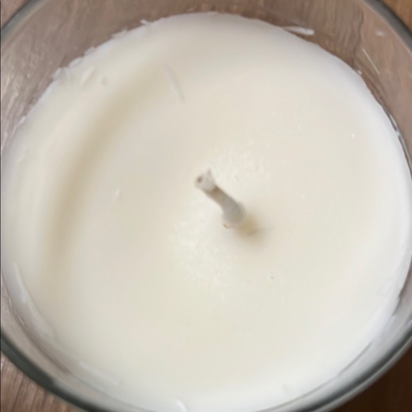 White Barn Fresh Cut Lilacs Candle - Picture 2 of 3